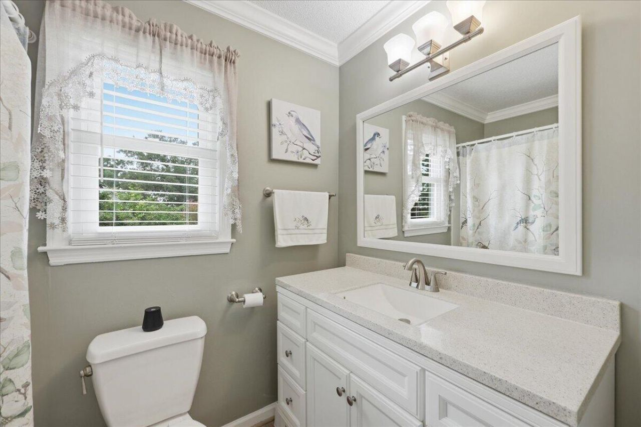 210 Trinity Place Photo 24