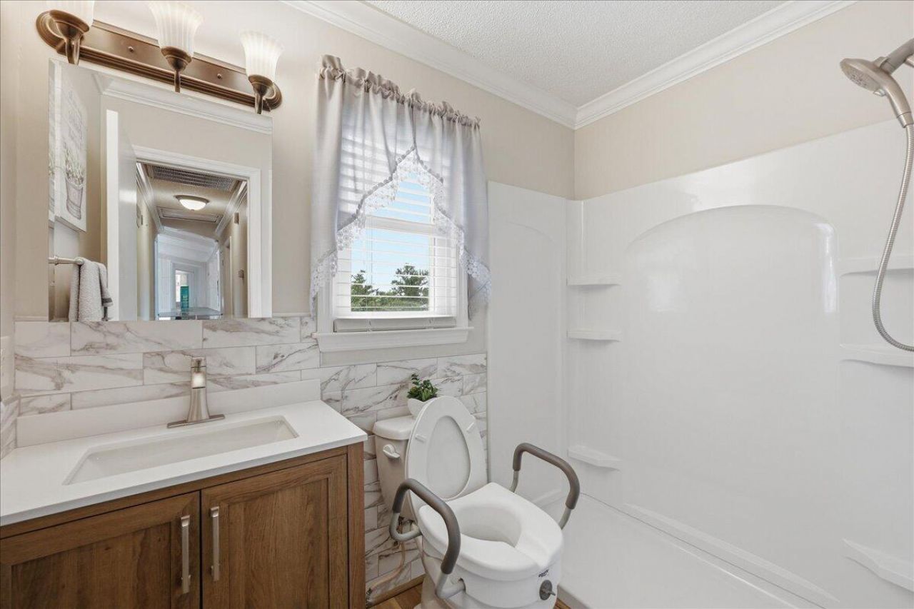 210 Trinity Place Photo 27