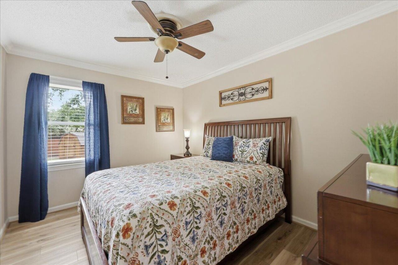 210 Trinity Place Photo 29