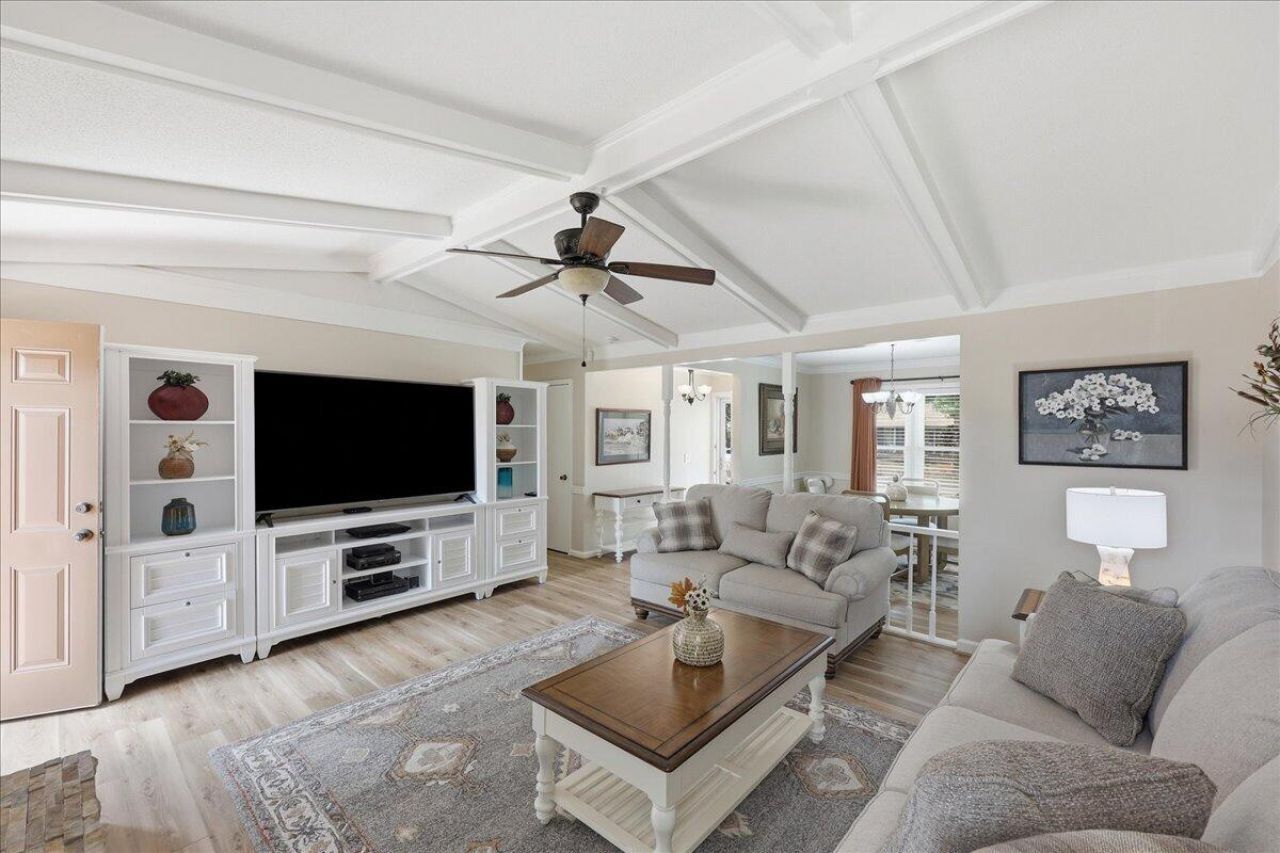 210 Trinity Place Photo 7