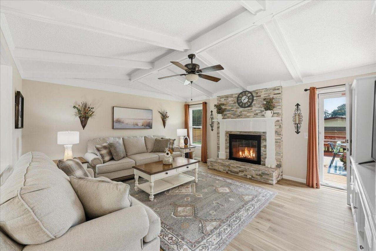 210 Trinity Place Photo 8