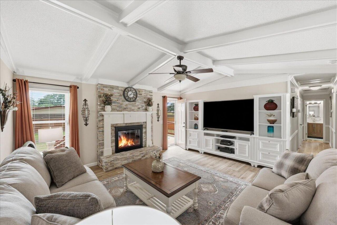 210 Trinity Place Photo 9