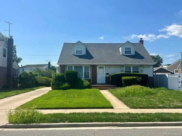 586 Martin Road , Franklin Square, NY 11010