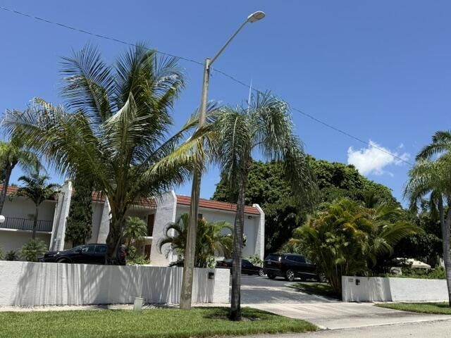 1723 Embassy Drive, Unit 103, West Palm Beach, FL 33401 Photo