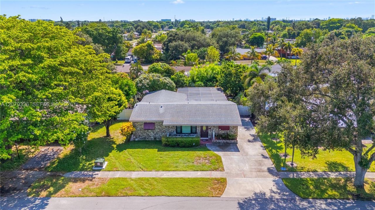 311 SW 70th Ter, Pembroke Pines, FL 33023 Photo