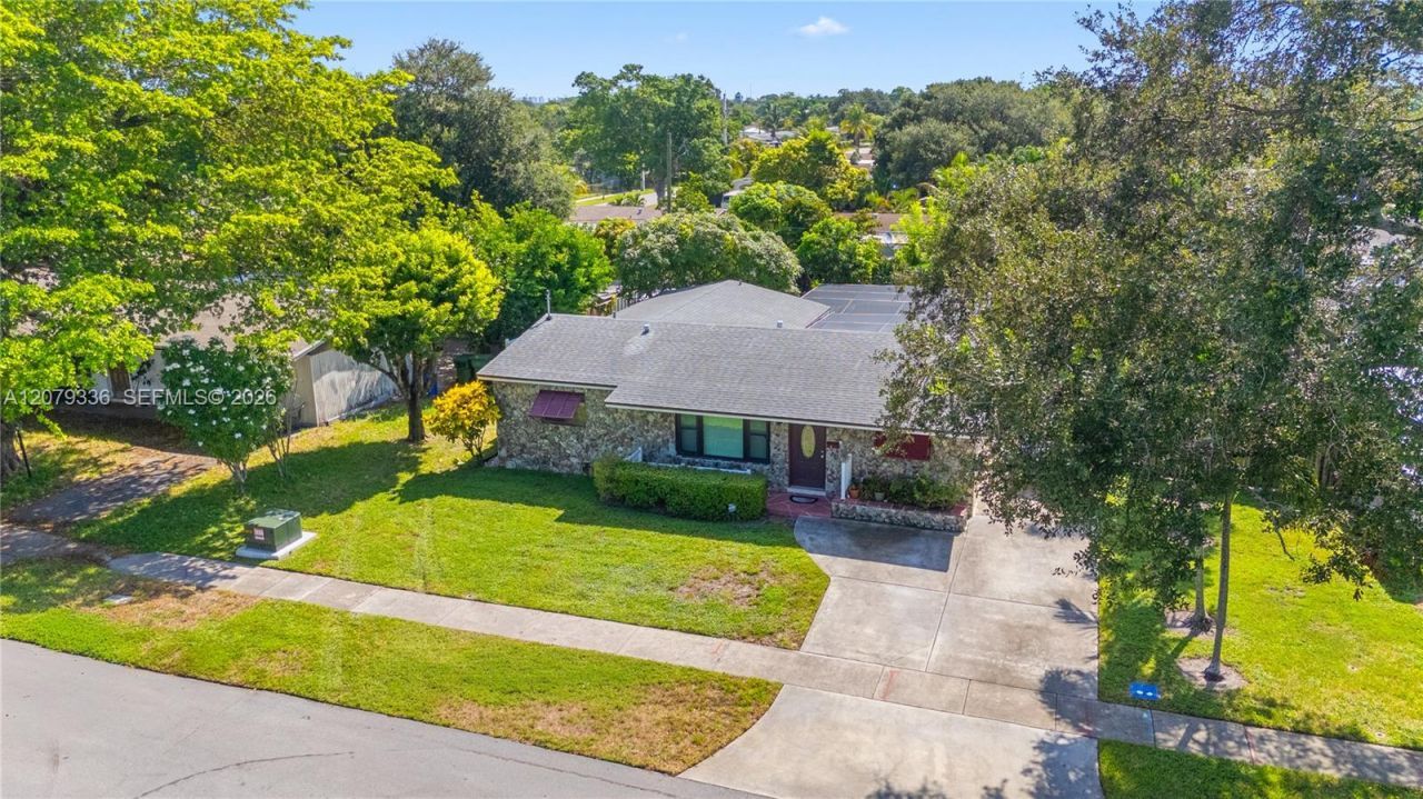 311 SW 70th Ter, Pembroke Pines, FL 33023 Photo