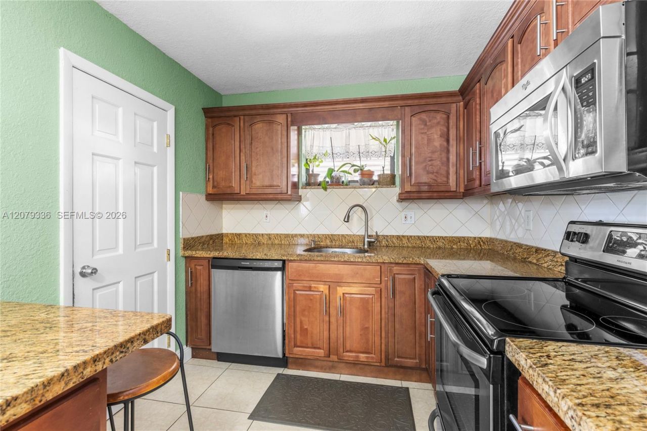 311 SW 70th Ter, Pembroke Pines, FL 33023 Photo