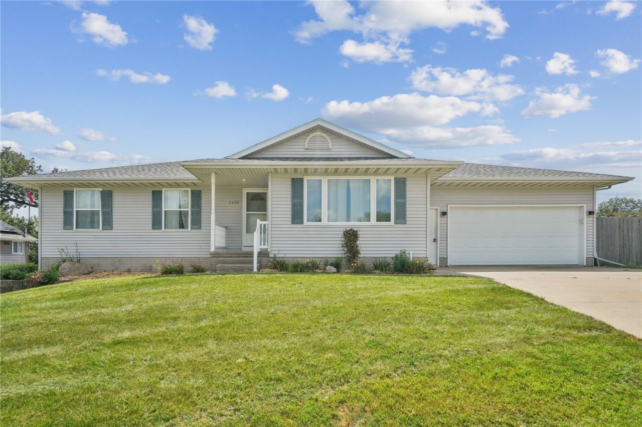 2205 Daleview Dr, Marion, IA 52302 Main Photo