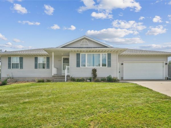 2205 Daleview Dr , Marion, IA 52302