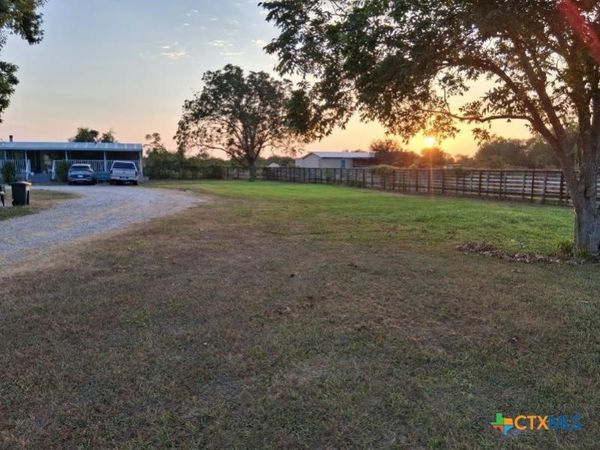 2264 Burroughsville Road , Victoria, TX 77905