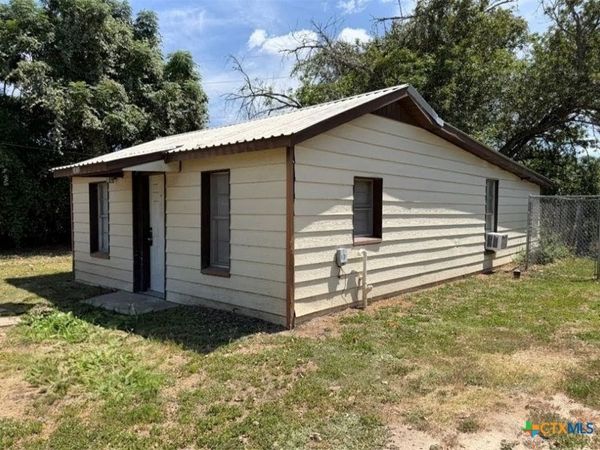8768 Fm 725 , McQueeney, TX 78123