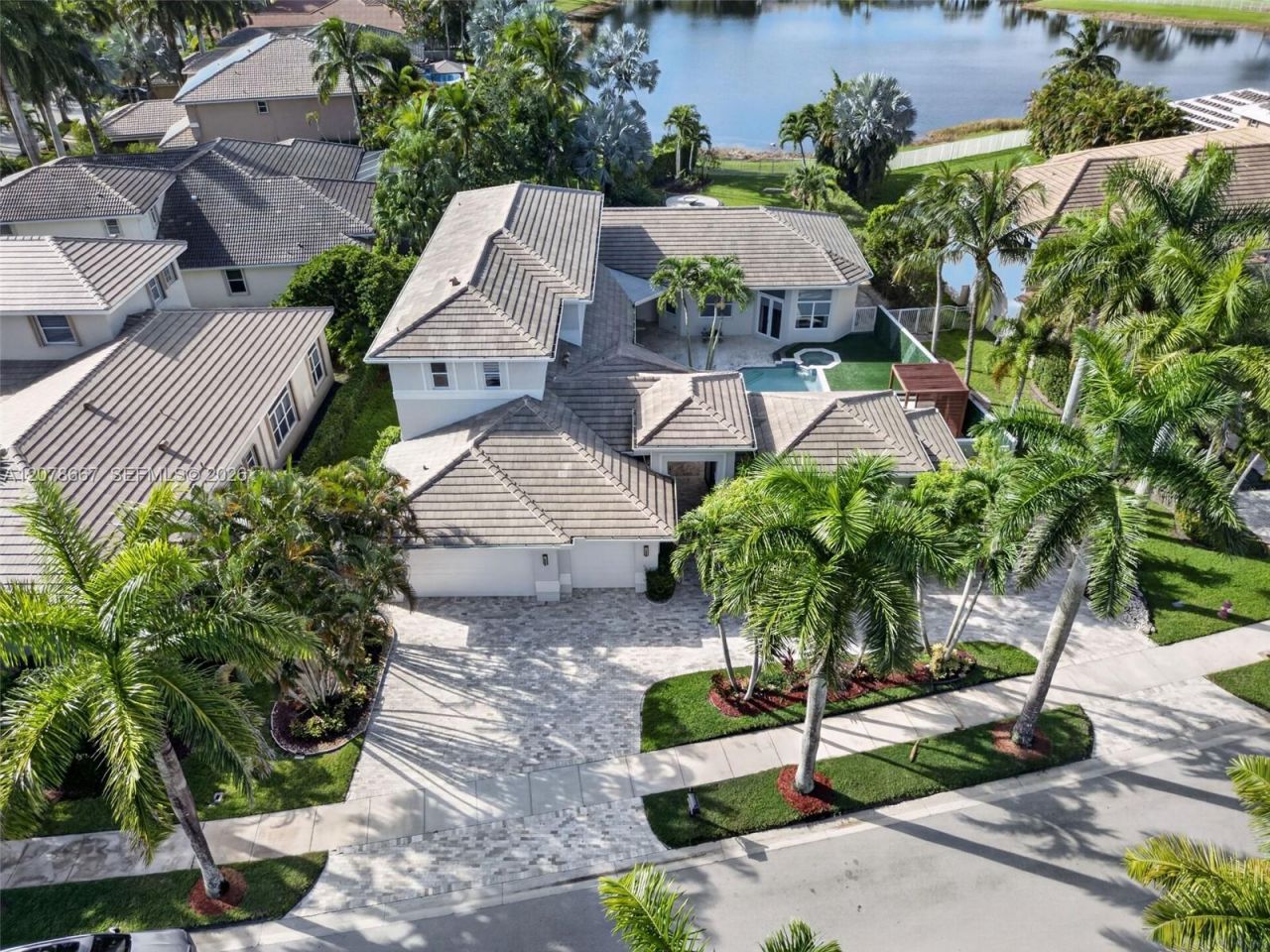 1371 Victoria Isle Dr , Weston, FL 33327 Photo