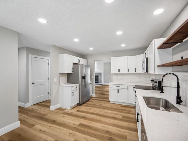 3894 92nd Drive, Urbandale, IA 50322
