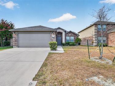 320 Chalkstone Drive , Fort Worth, TX 76131