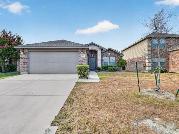 320 Chalkstone Drive, Fort Worth, TX 76131
