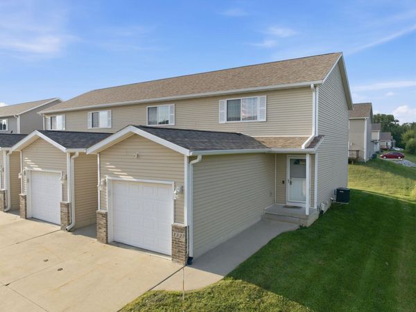 1327 Creekside Court, Waterloo, IA 50702