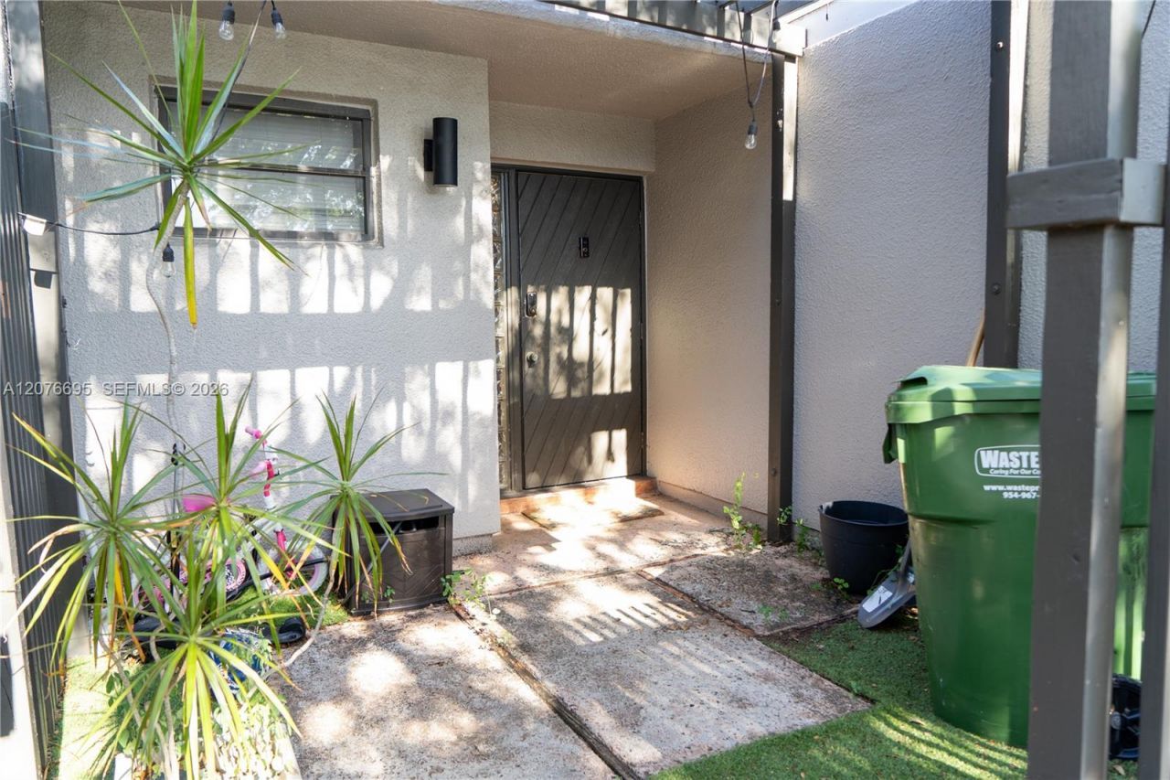 1541 NW 113th Ave , Pembroke Pines, FL 33026 Photo