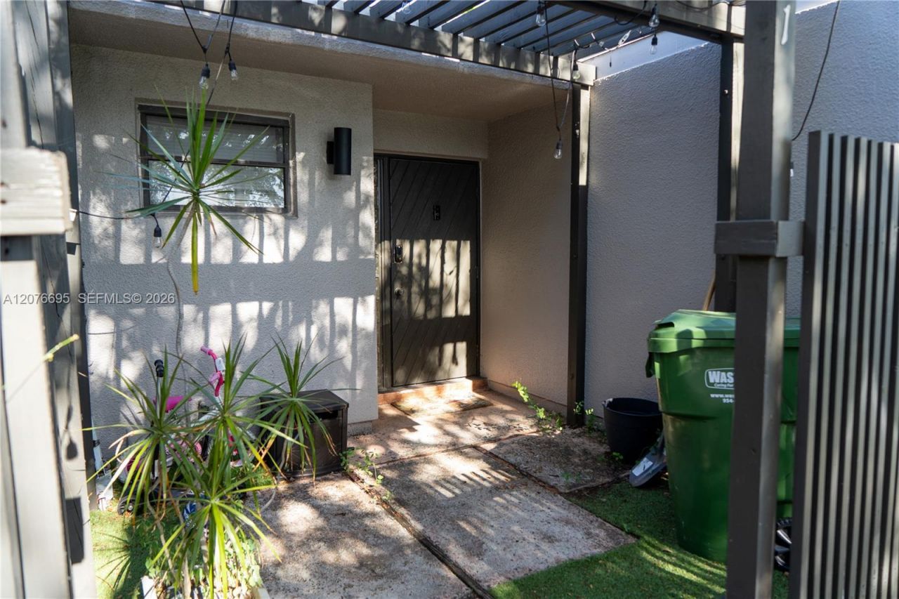 1541 NW 113th Ave , Pembroke Pines, FL 33026 Photo