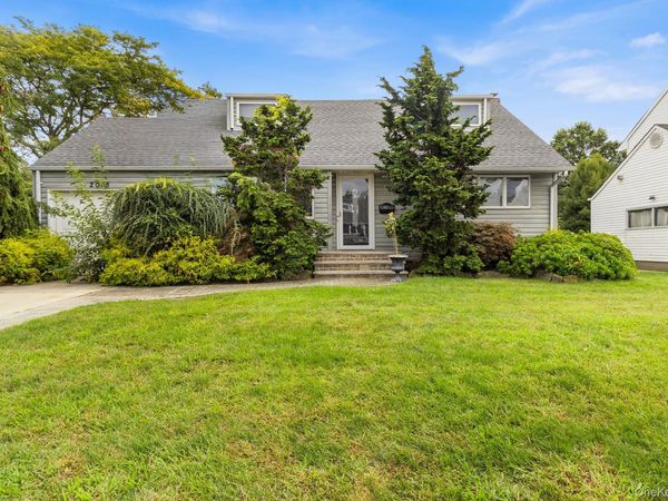 2075 Alan Drive , Seaford, NY 11783