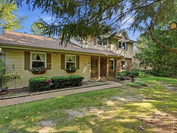 S69W32666 Westgate Dr, Mukwonago, WI 53149