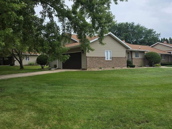 802 N Greenfield Drive, FREEPORT, IL 61032