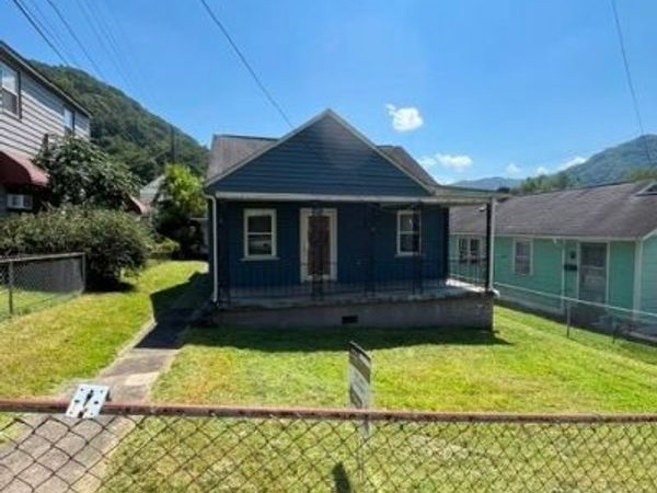140 Boomer Hill Road, Boomer, WV 25031