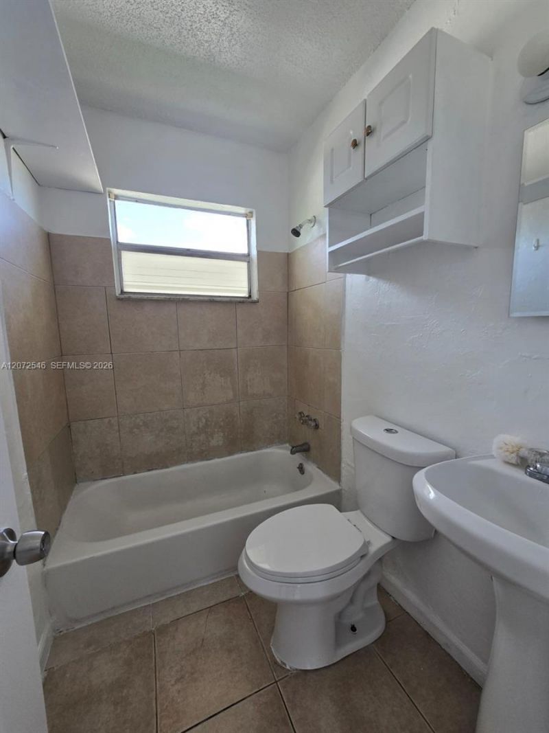 3740 W Hallandale Beach Blvd, Hollywood, FL 33023 Photo