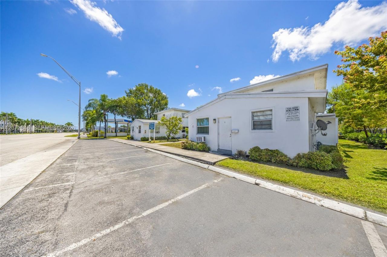 3740 W Hallandale Beach Blvd, Hollywood, FL 33023 Photo