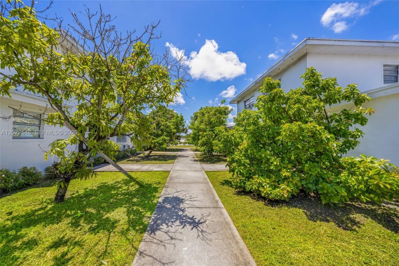 3740 W Hallandale Beach Blvd, Hollywood, FL 33023 Photo
