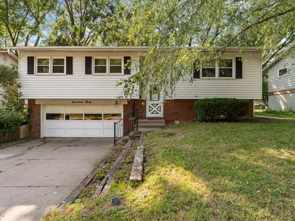 1730 Fairmeadow Drive, Bettendorf, IA 52722