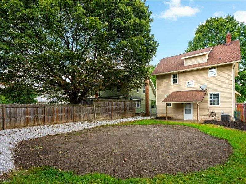 156 E Mapledale Avenue, Akron, OH 44301 Photo 2