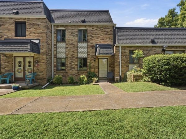 258 Lake Chateau Dr, Hermitage, TN 37076