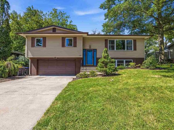 125 Potomac Dr, Iowa City, IA 52245