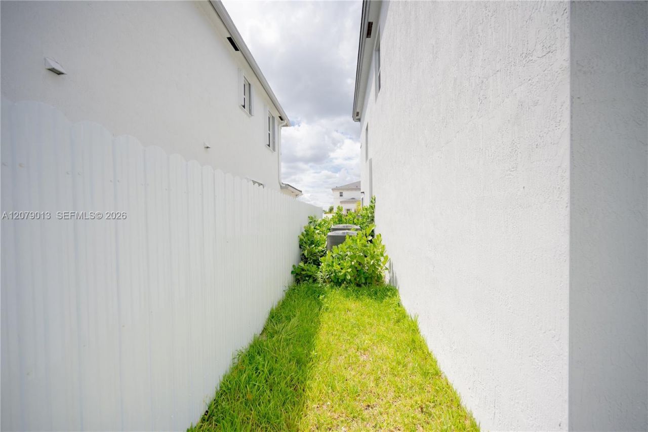 13609 SW 185th Ln , Miami, FL 33177 Photo