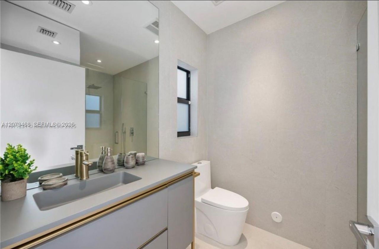 900 W 47th Ct, Miami Beach, FL 33140 Photo