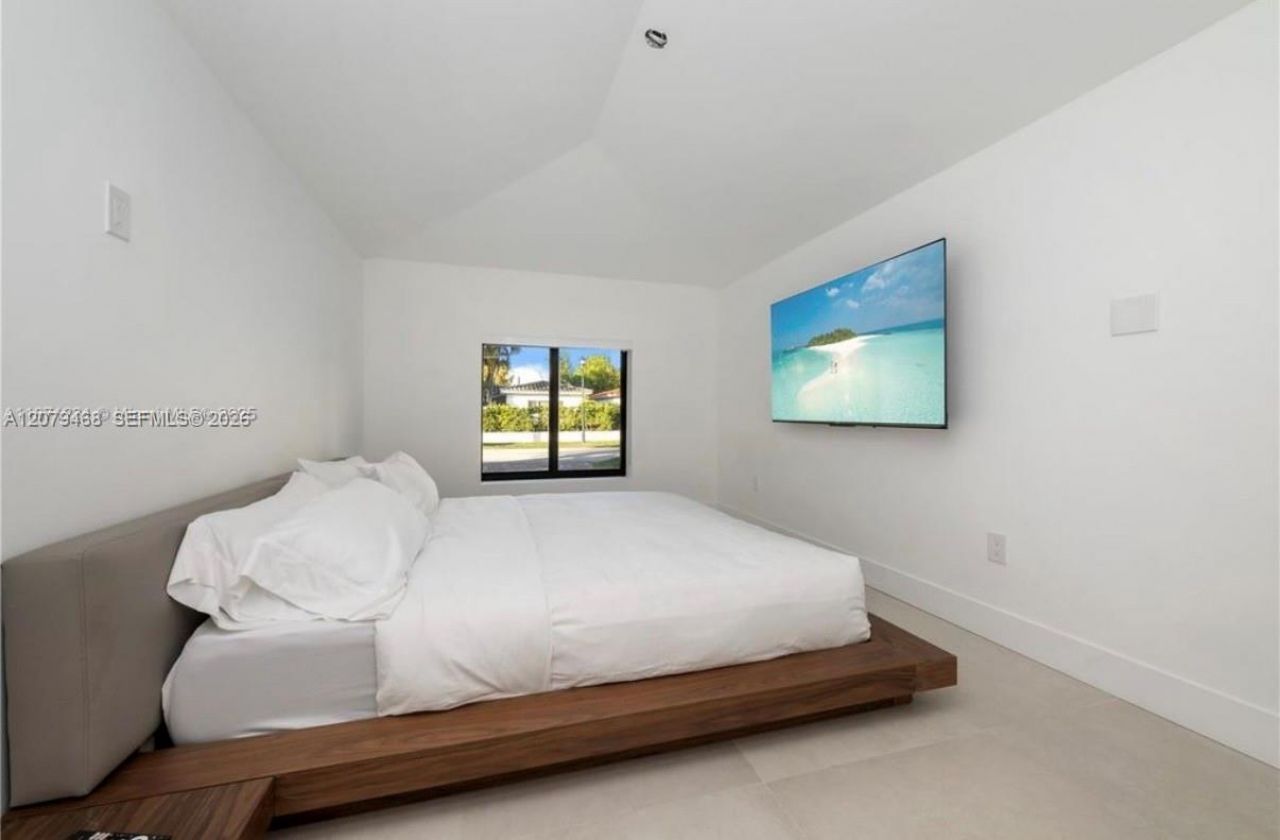 900 W 47th Ct, Miami Beach, FL 33140 Photo