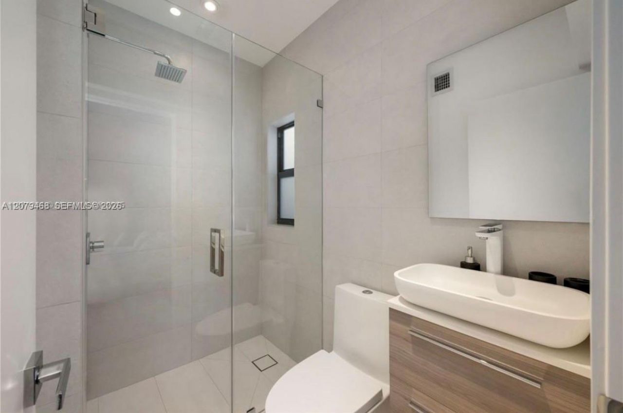 900 W 47th Ct, Miami Beach, FL 33140 Photo