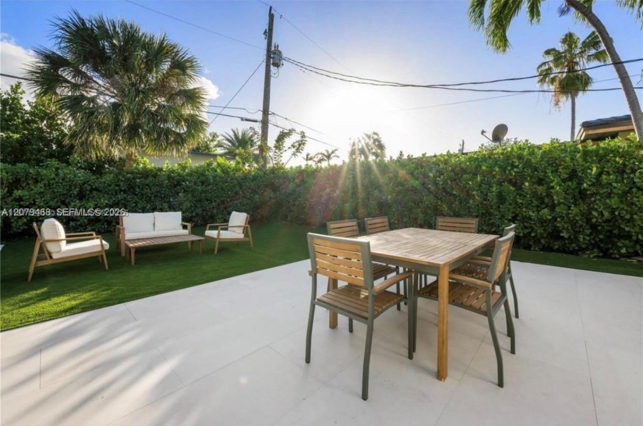 900 W 47th Ct, Miami Beach, FL 33140 Photo