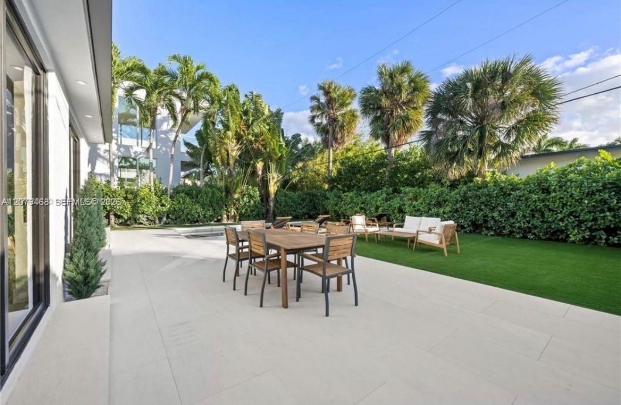 900 W 47th Ct, Miami Beach, FL 33140 Photo