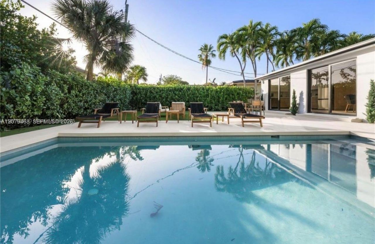 900 W 47th Ct, Miami Beach, FL 33140 Photo