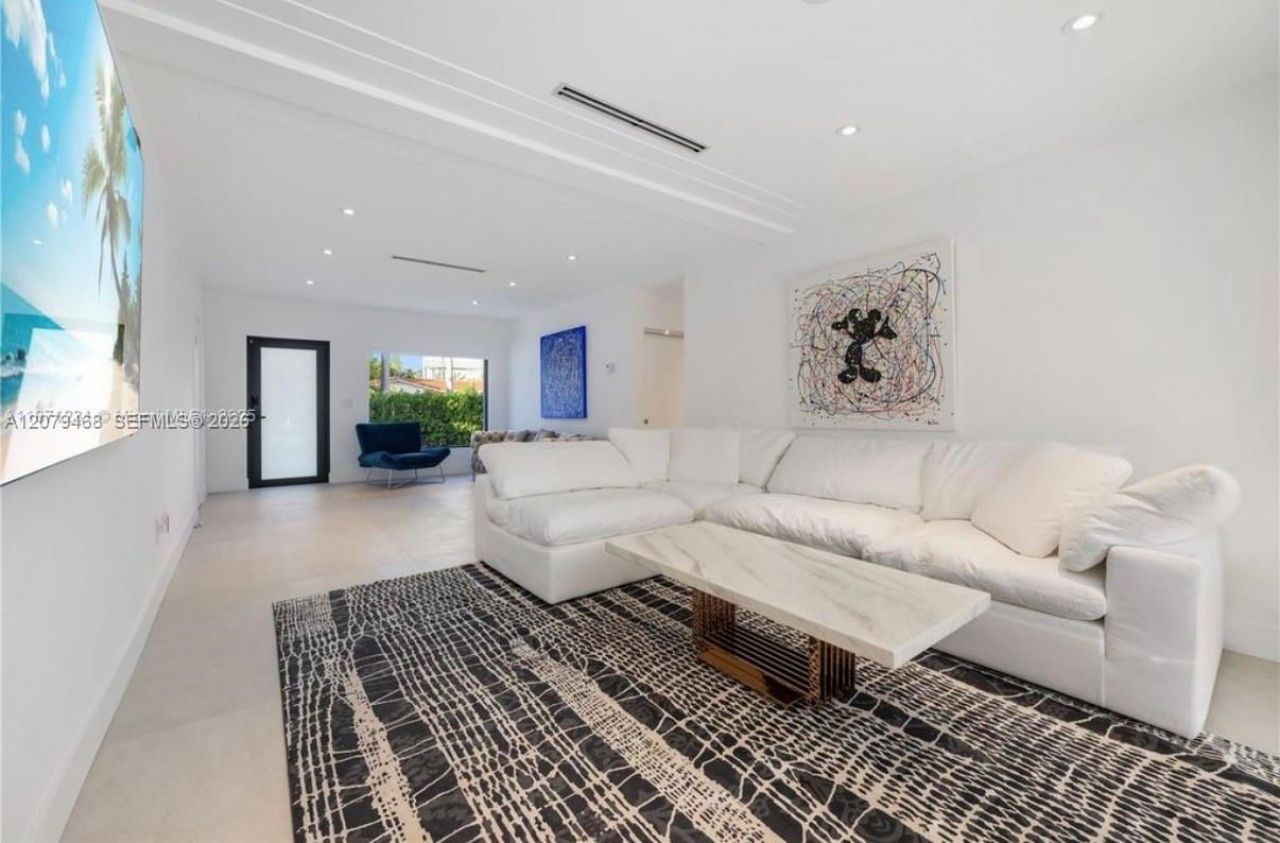 900 W 47th Ct, Miami Beach, FL 33140 Photo
