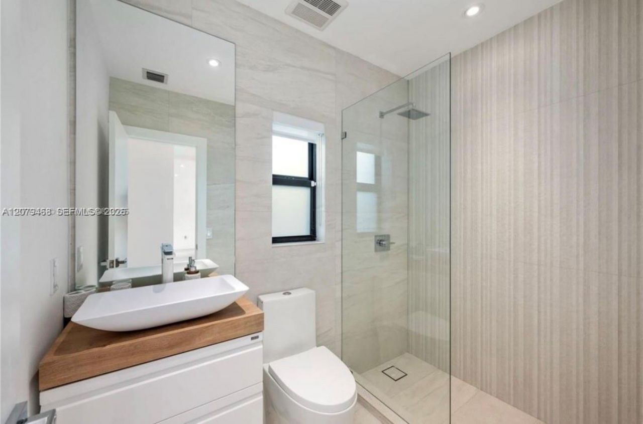 900 W 47th Ct, Miami Beach, FL 33140 Photo