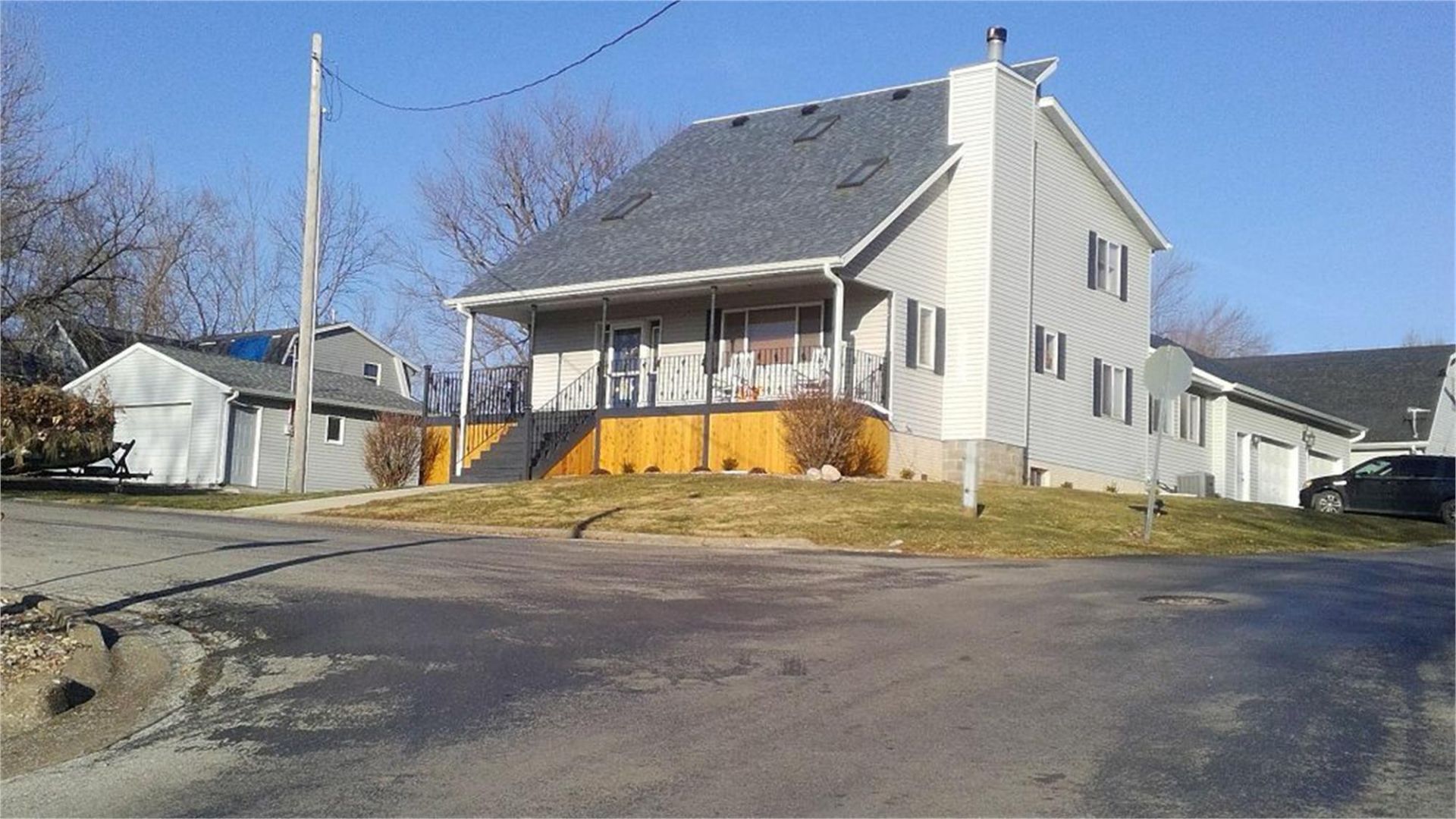 510 Hacker St, Buffalo, IA 52728 Main Photo