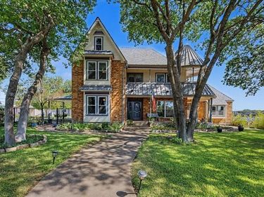 8941 Crest Wood Drive, Fort Worth, TX 76179