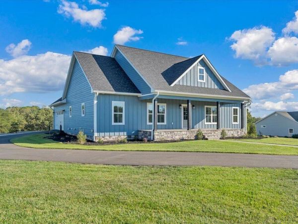 27 Smokehouse RD, Moneta, VA 24121