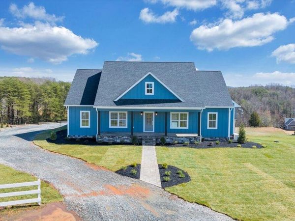 27 Smokehouse RD , Moneta, VA 24121