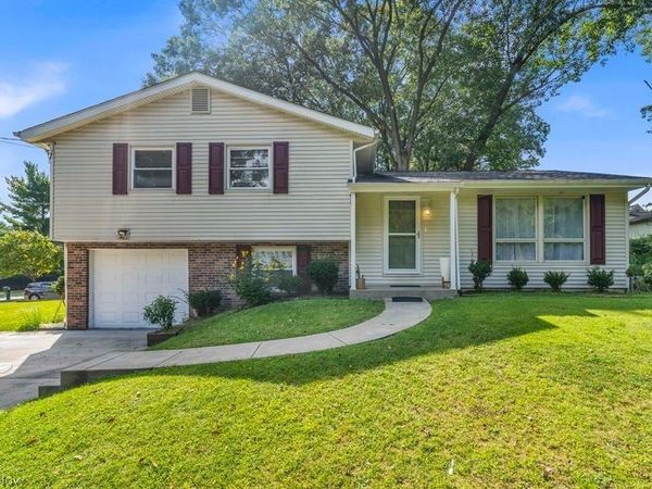 596 Eric Drive , Akron, OH 44305