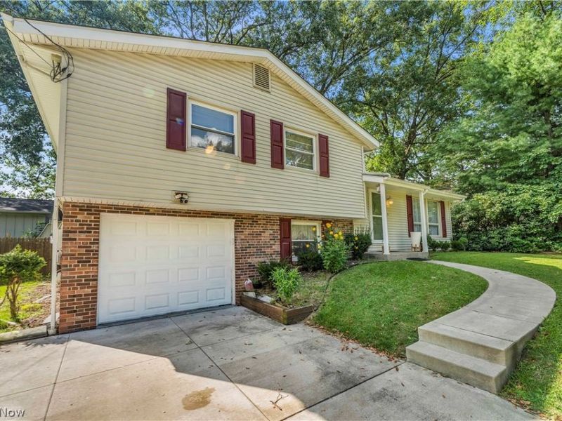 596 Eric Drive, Akron, OH 44305 Photo 2
