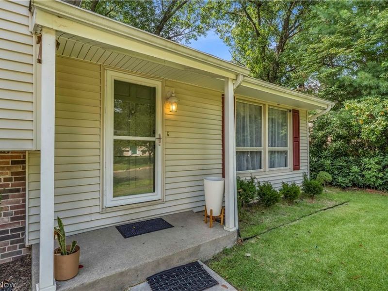 596 Eric Drive, Akron, OH 44305 Photo 3