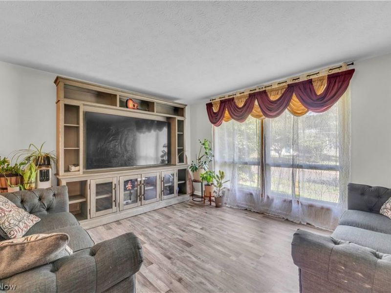 596 Eric Drive, Akron, OH 44305 Photo 4